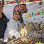 Expositores muestran cocoles decorados y panes tradicionales en un puesto de Atotonilco el Grande.