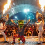 Espectáculo musical con botargas, tubas y lanzallamas frente a cientos de asistentes en la Feria de San Agustín, en Francisco I. Madero.