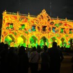 Fachada de la Presidencia Municipal de Huichapan iluminada con el videomapping “Huichapan: Segunda cuna de la Independencia”
