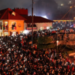 Celebración del Grito de Independencia en Real del Monte, Hidalgo, con cientos de personas reunidas en el centro del Pueblo Mágico durante las Fiestas Patrias.