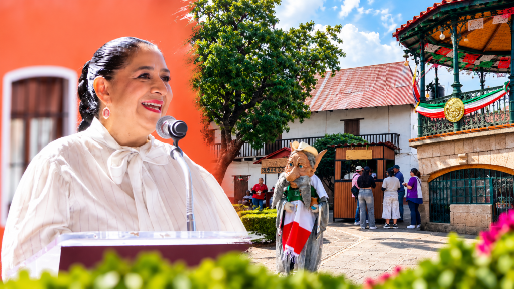 Elizabeth Quintanar Gómez, secretaria de Turismo de Hidalgo, junto a una imagen del centro de Huasca de Ocampo, que celebrará 25 años como el primer Pueblo Mágico de México.