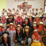 Integrantes de cuadrillas con máscaras, sombreros y pañuelos rojos en la presentación de Xantolo Huejutla 2026.